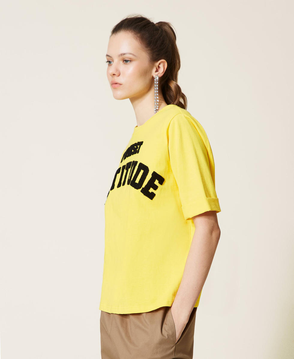 T-shirt regular avec broderie sigl&eacute;e