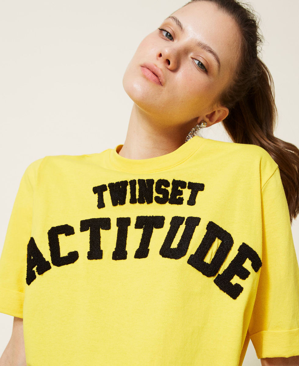 T-shirt regular avec broderie sigl&eacute;e