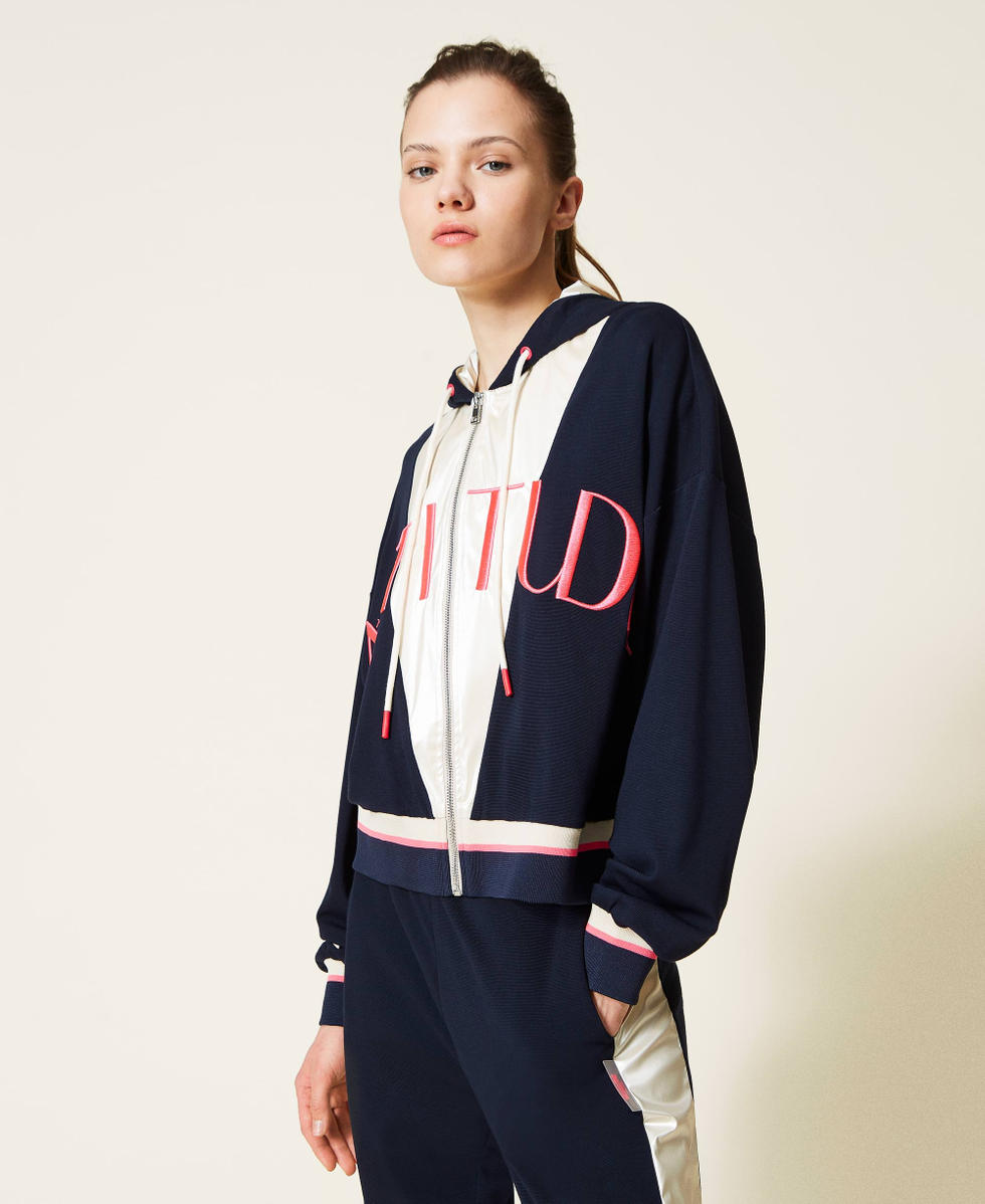 Hoodie with inserts and embroidered logo