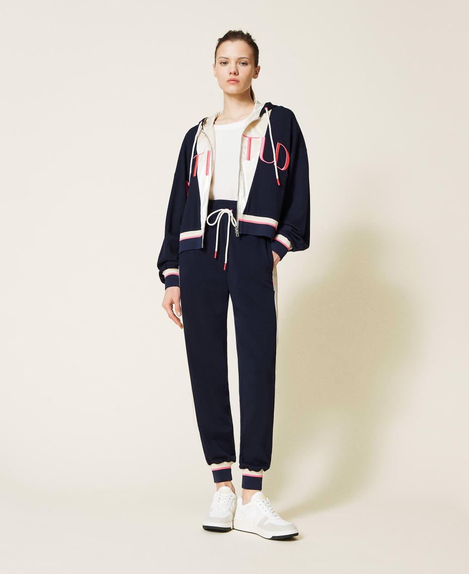 Felpa con inserti e logo ricamato