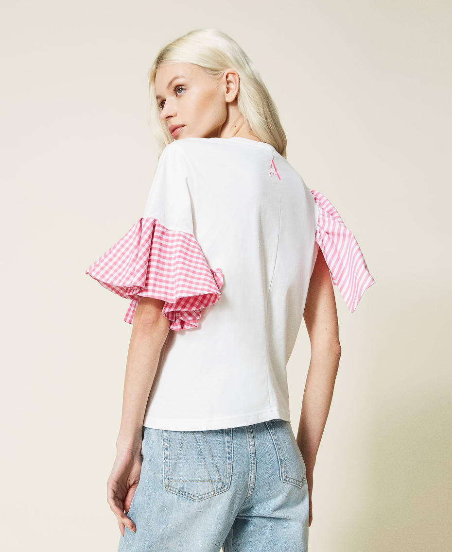 T-Shirt mit Volants mit Vichykaros und Streifen Zweifarbig Off White / „Hot Pink“-Rosa Frau 221AT2253-04