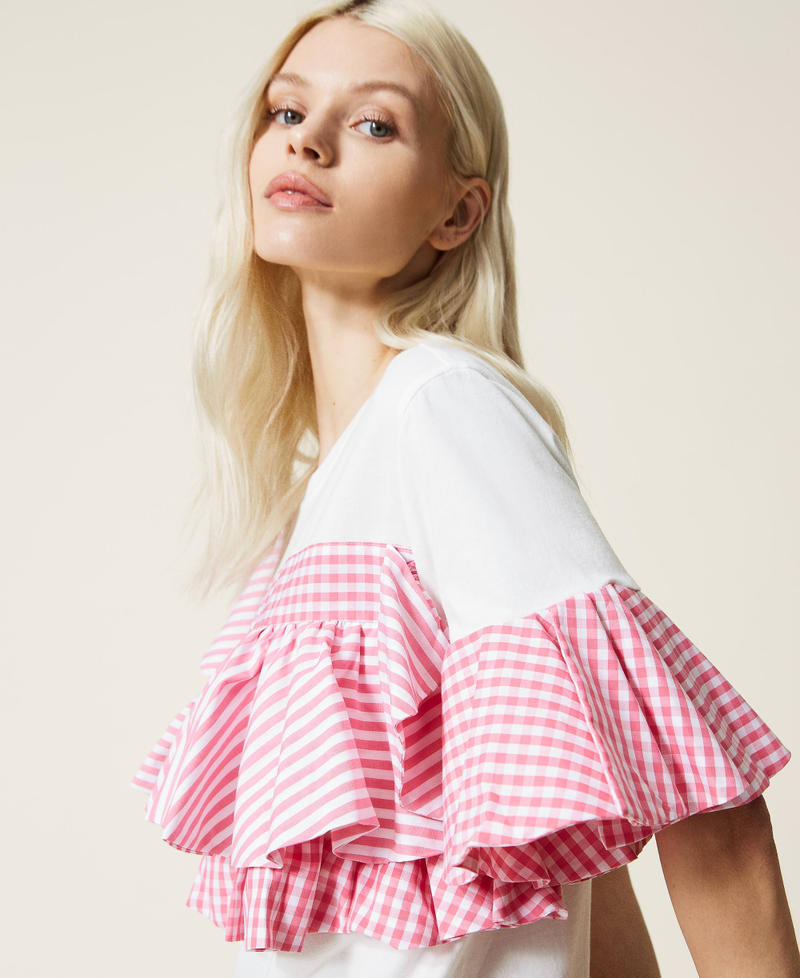 T-Shirt mit Volants mit Vichykaros und Streifen Zweifarbig Off White / „Hot Pink“-Rosa Frau 221AT2253-05