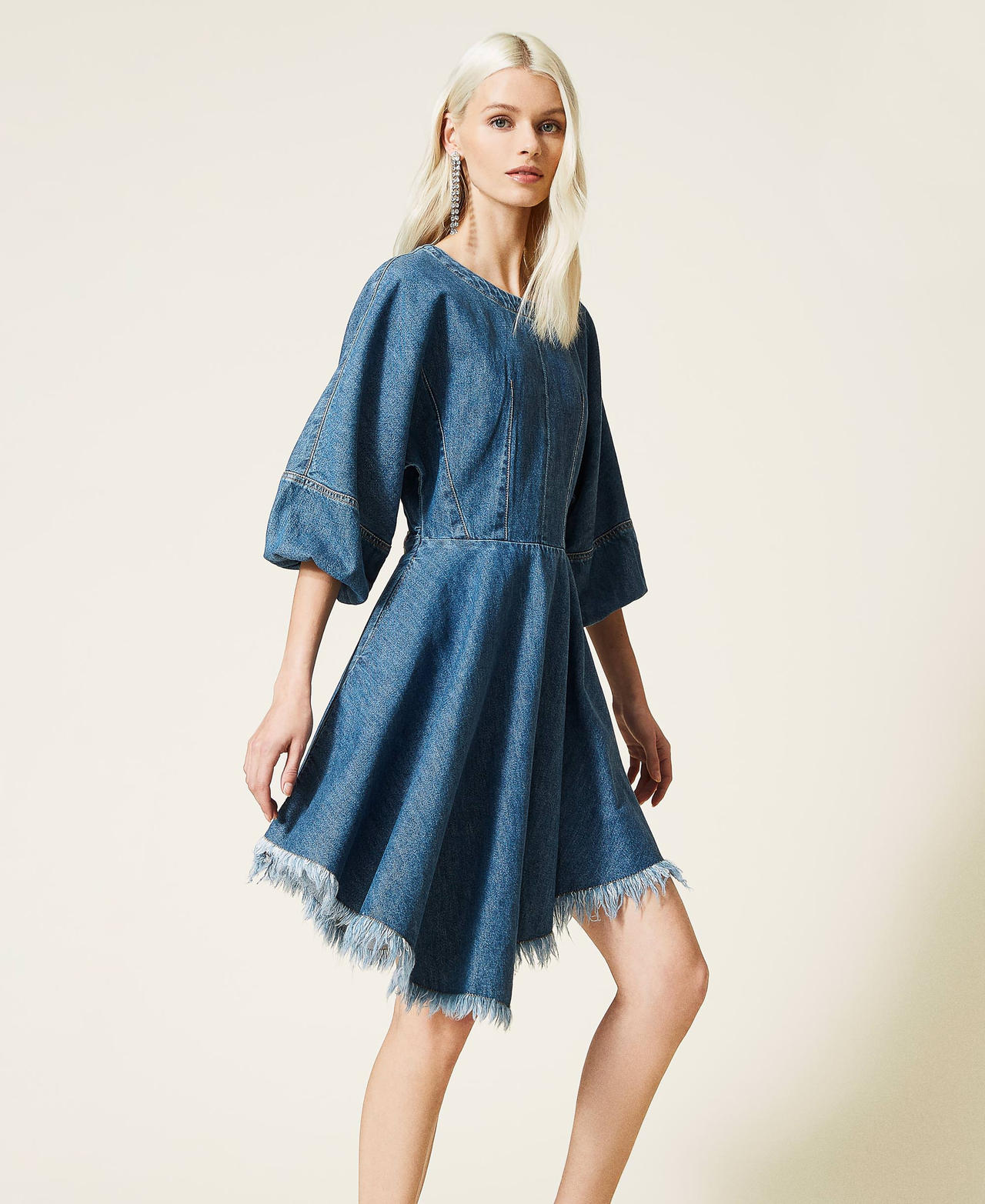 Джинсовое платье с бахромчатым подолом Синий "Средний Деним" женщина 221AT2312-03