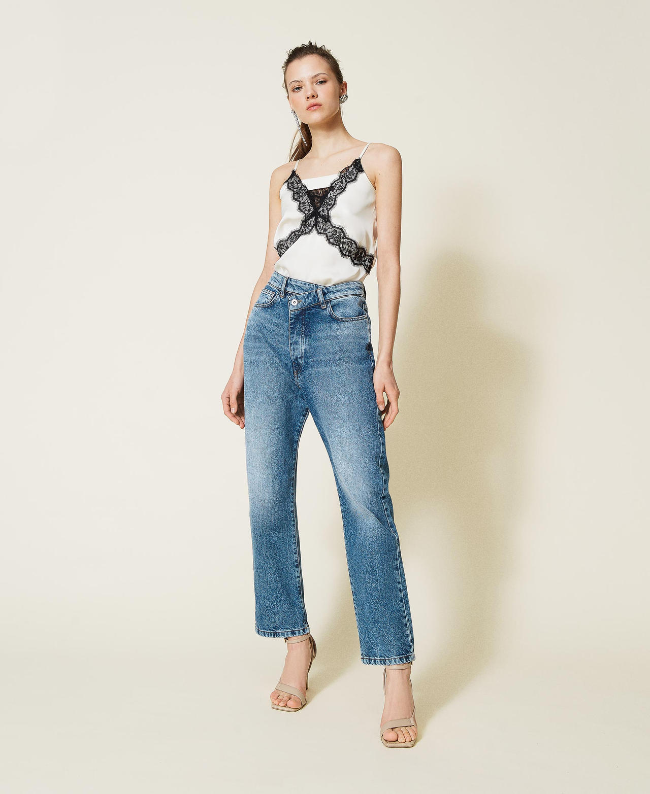 Regular jeans with overlapping closure