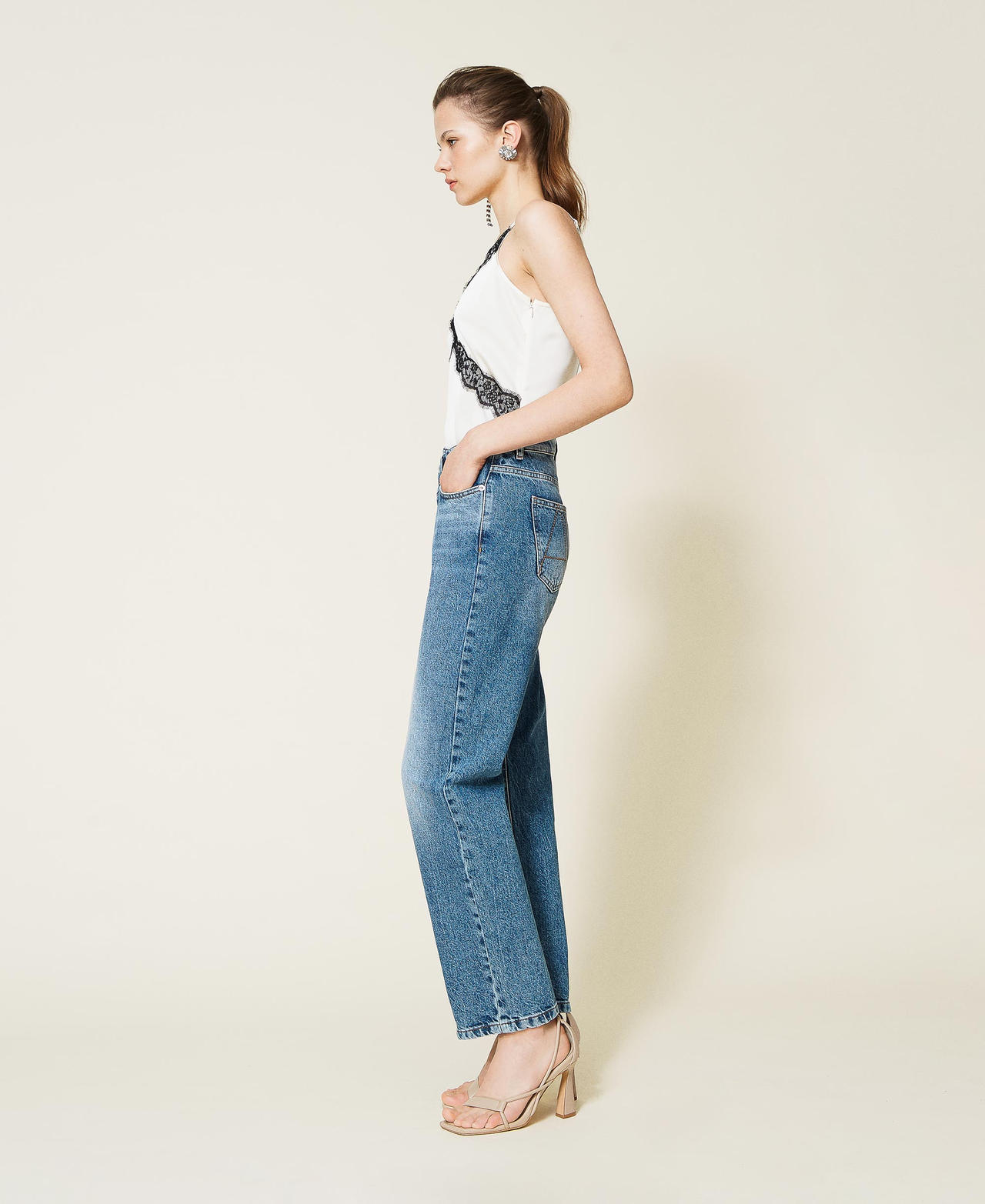 Regular-Fit-Jeans mit überlappendem Verschluss Mittleres "Denimblau" Frau 221AT233B-03