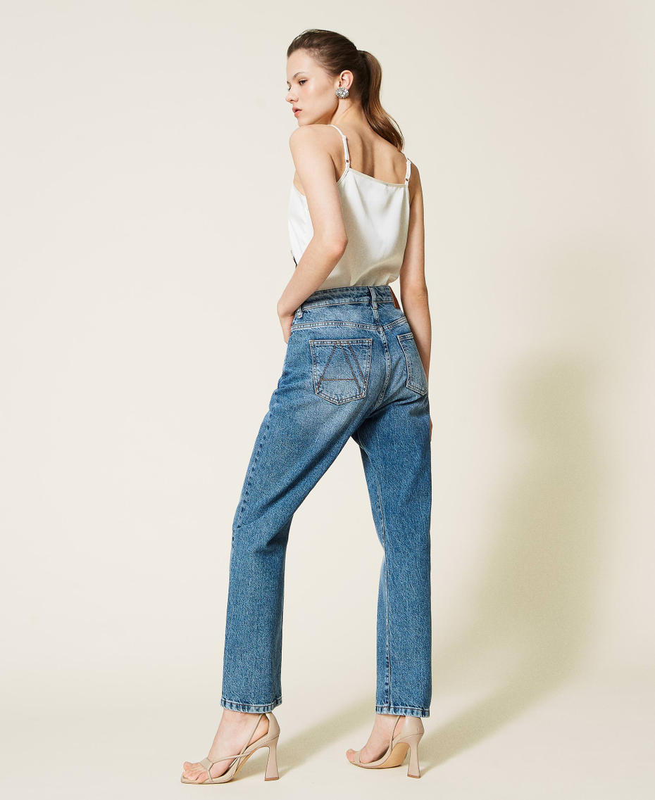 Regular-Fit-Jeans mit überlappendem Verschluss Mittleres "Denimblau" Frau 221AT233B-04