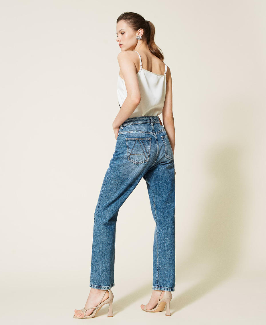 Regular jeans with overlapping closure