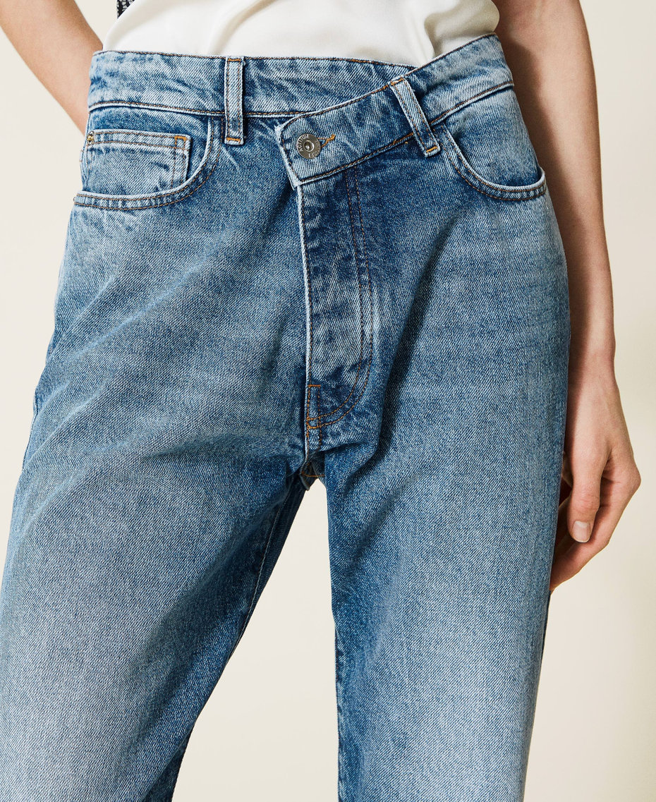 Regular-Fit-Jeans mit überlappendem Verschluss Mittleres "Denimblau" Frau 221AT233B-05