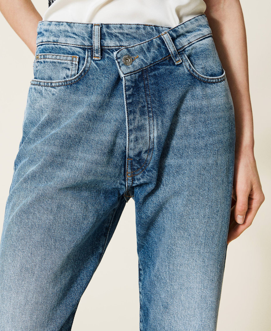 Regular jeans with overlapping closure