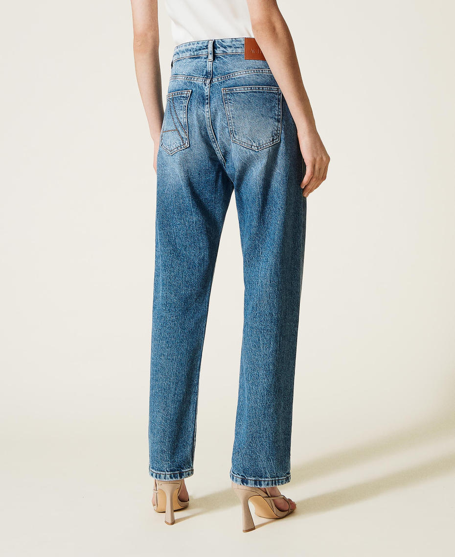 Regular-Fit-Jeans mit überlappendem Verschluss Mittleres "Denimblau" Frau 221AT233B-06