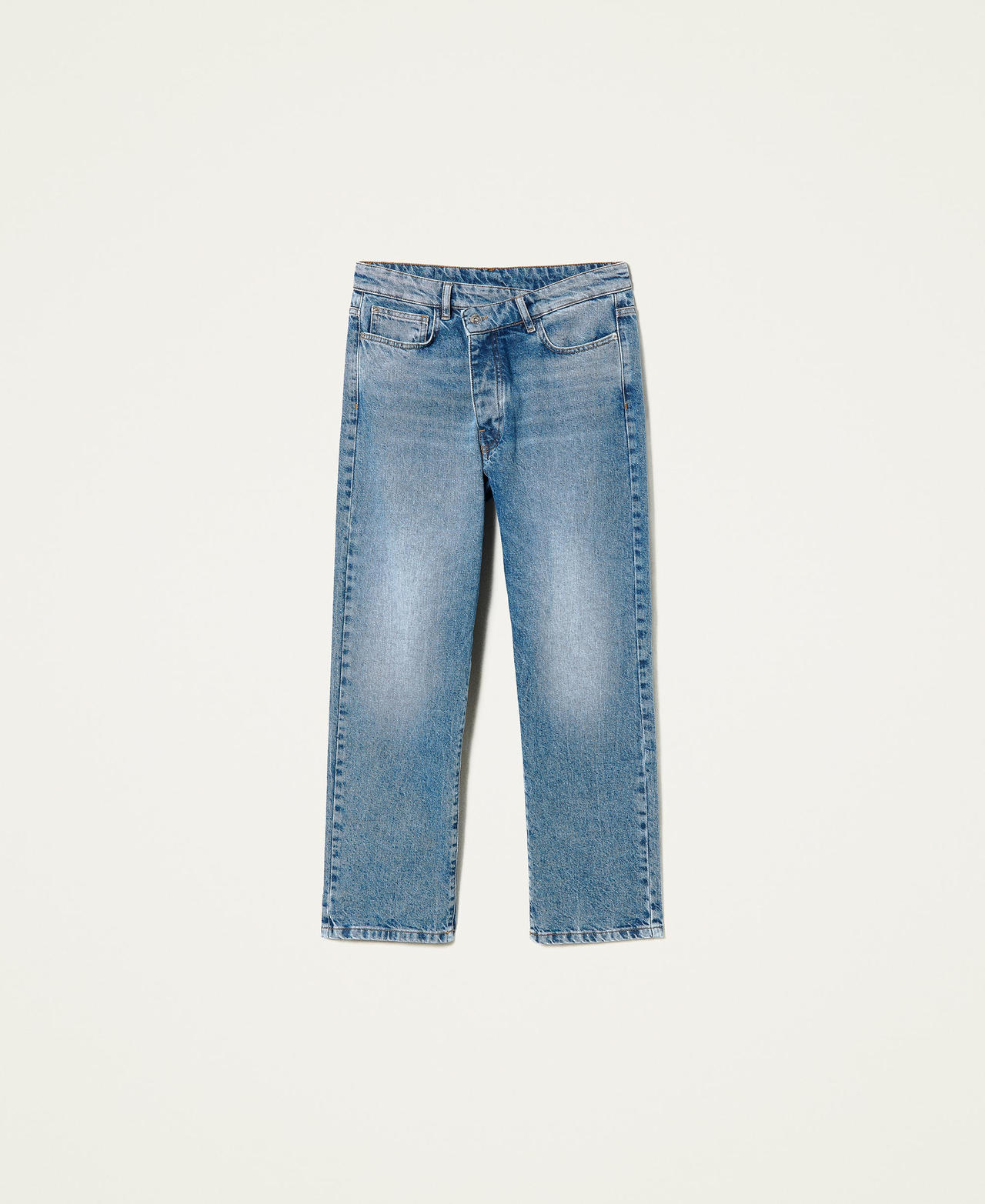 Regular jeans with overlapping closure