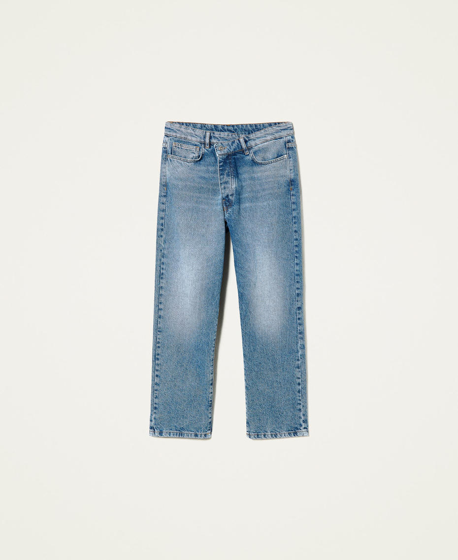 Regular jeans with overlapping closure
