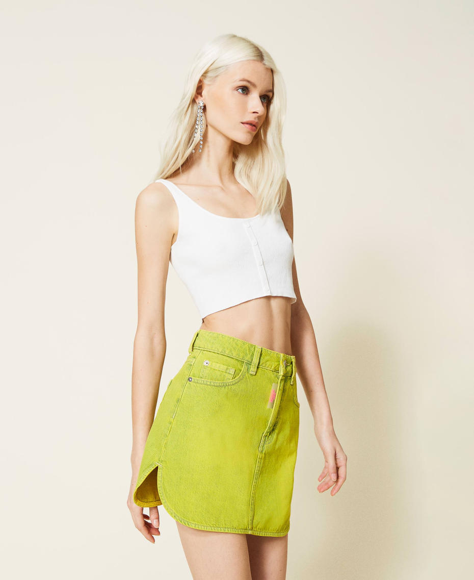Minigonna in jeans sovratinto