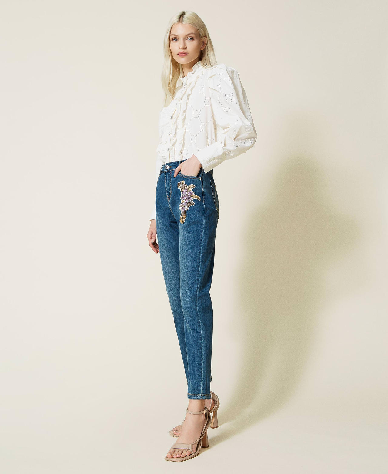 Jeans girlfriend con patch ricamato