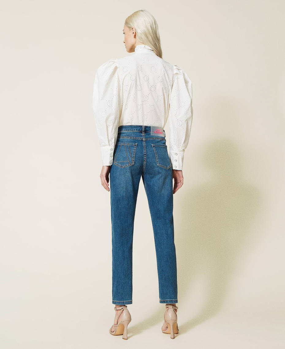 Jeans girlfriend con patch ricamato