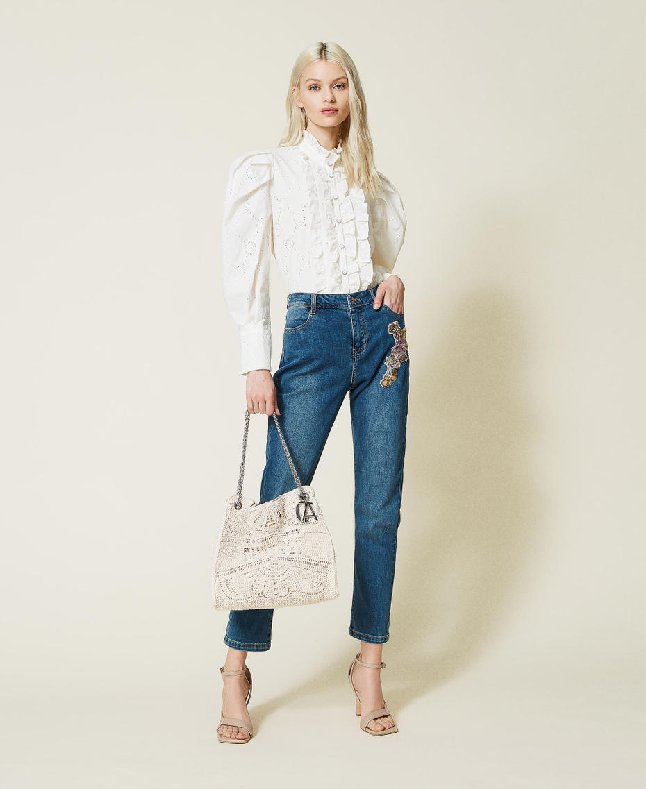 Jeans girlfriend con patch ricamato