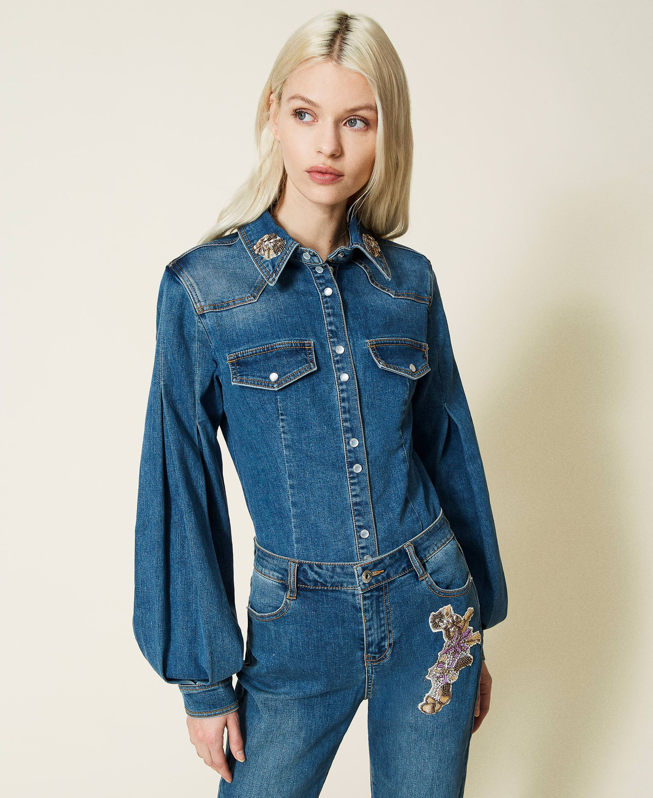 Camicia in jeans con patch ricamati