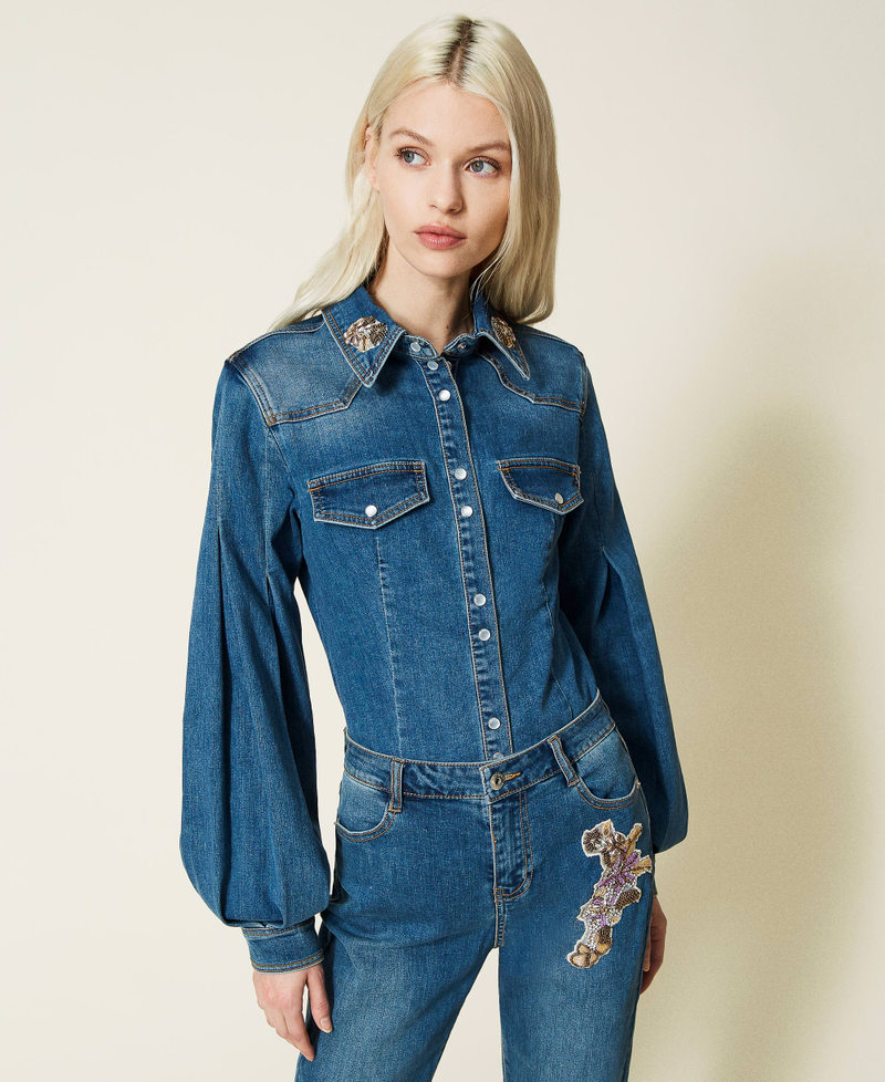 Camicia in jeans con patch ricamati