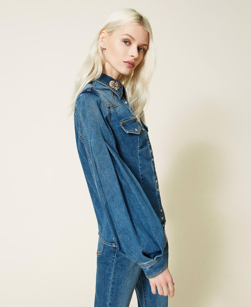 Camicia in jeans con patch ricamati
