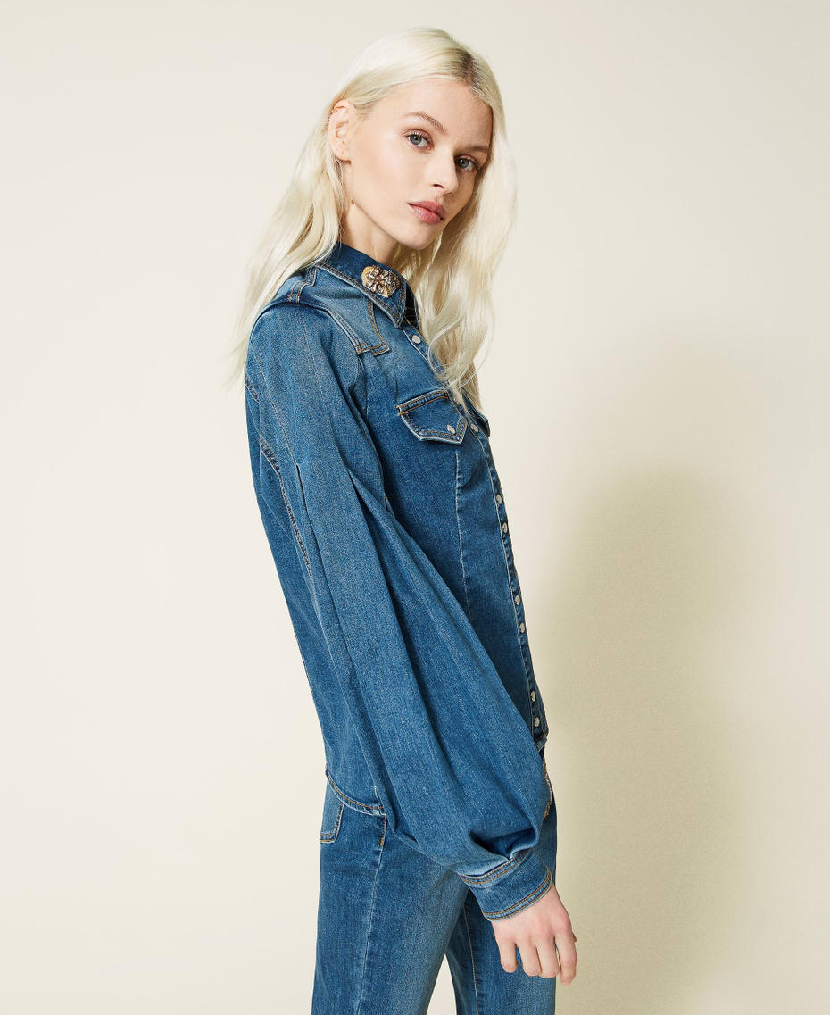 Camicia in jeans con patch ricamati
