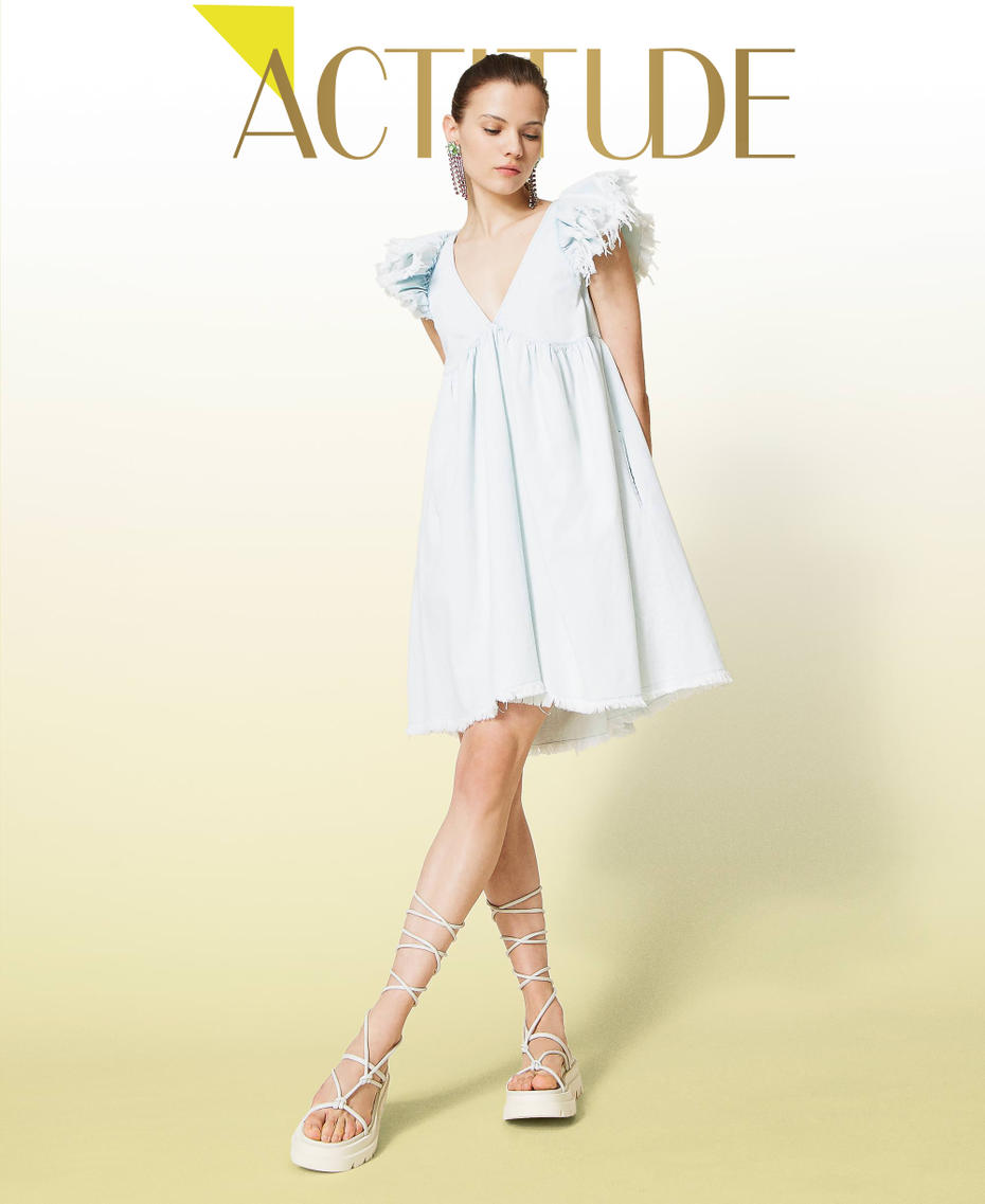 Abito in jeans con maniche sfrangiate