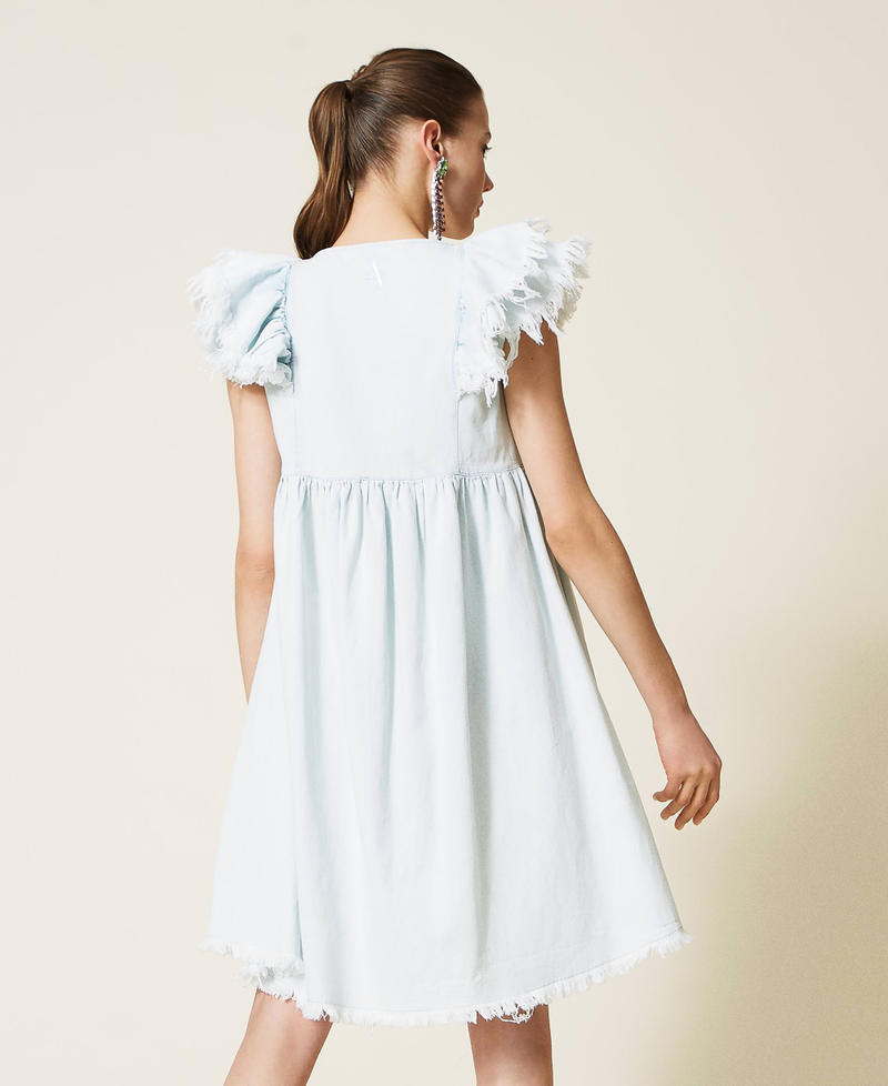 Abito in jeans con maniche sfrangiate