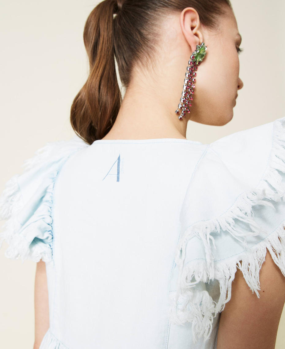 Abito in jeans con maniche sfrangiate