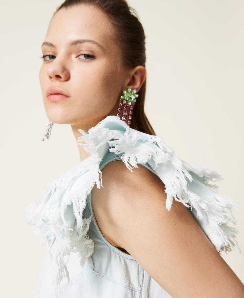 Abito in jeans con maniche sfrangiate