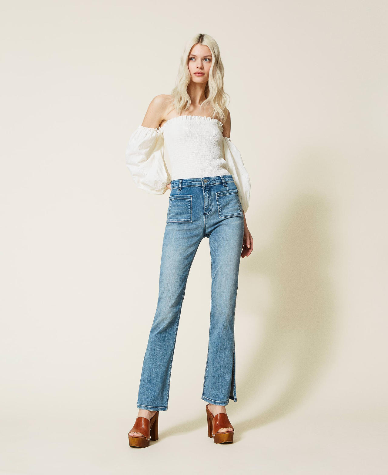 Flare-Jeans mit aufgesetzten Taschen Mittleres "Denimblau" Frau 221AT237E-02