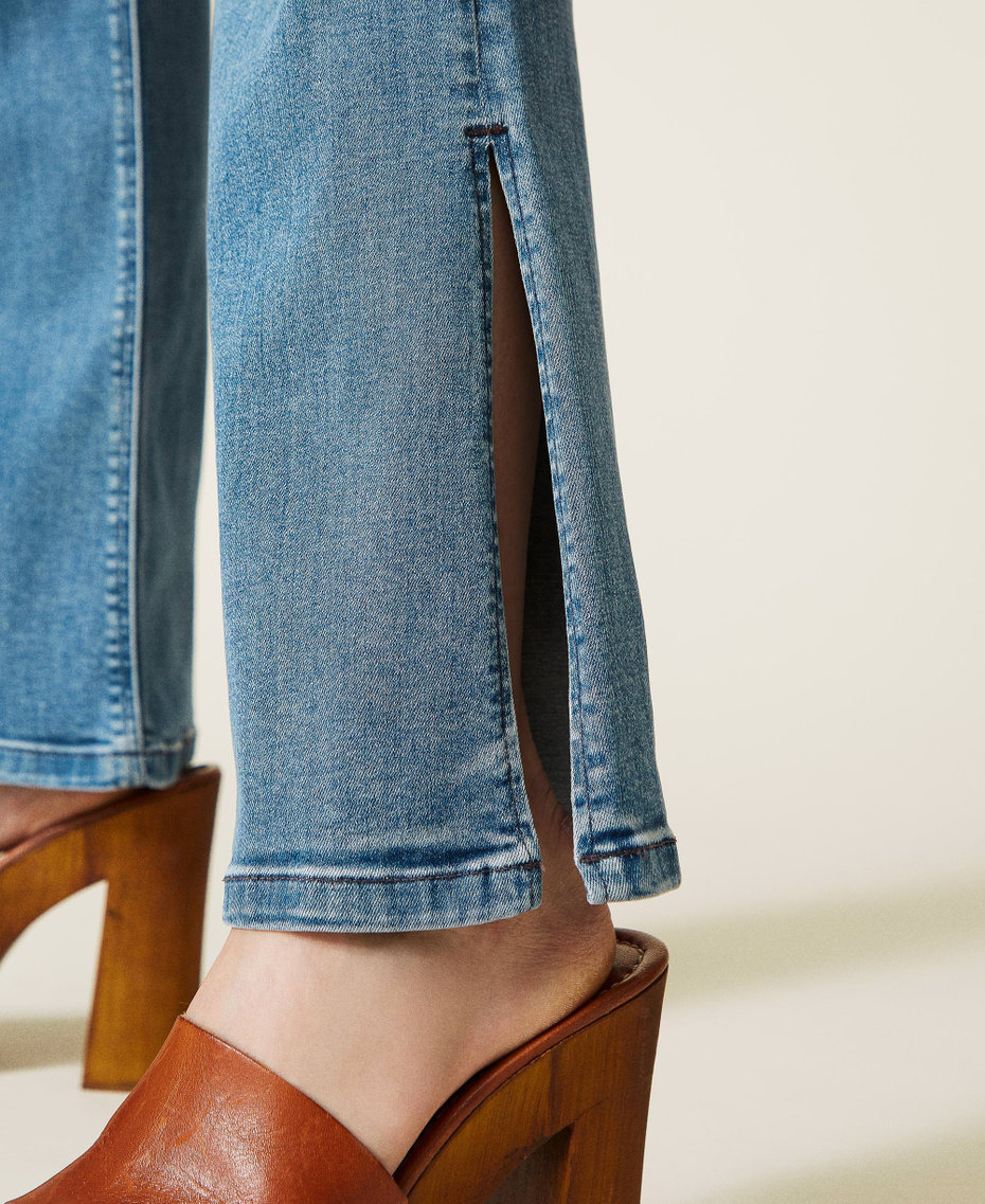 Flared jeans with appliqu&eacute;d pockets