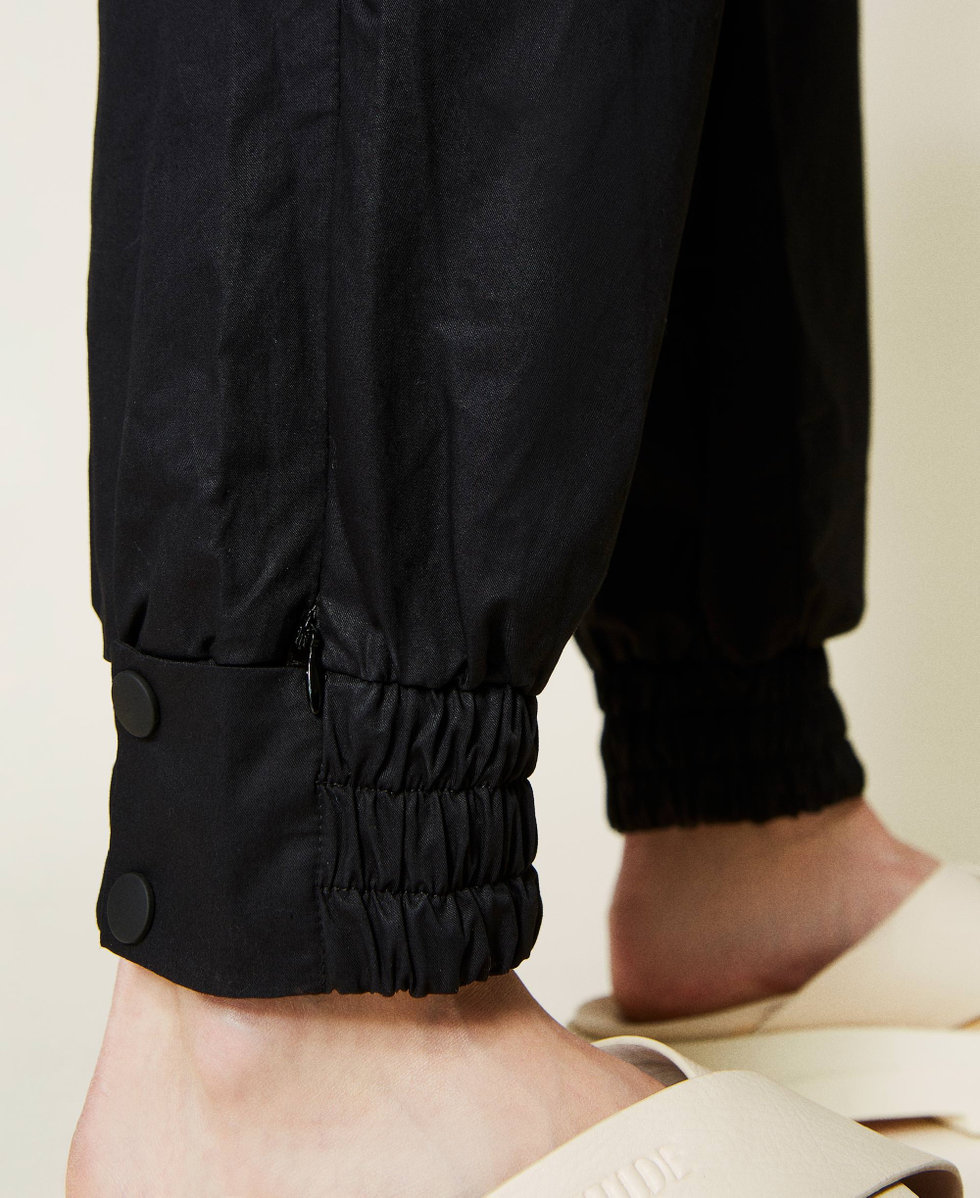 Joggers aus technischem Popeline