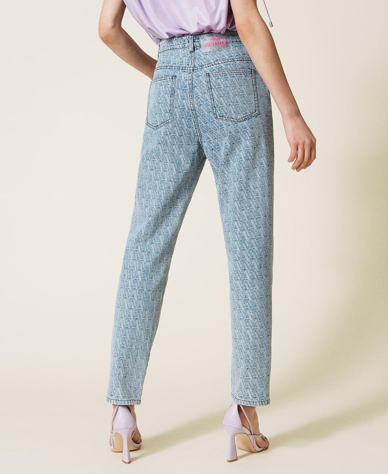 Jeans regular con logo jacquard