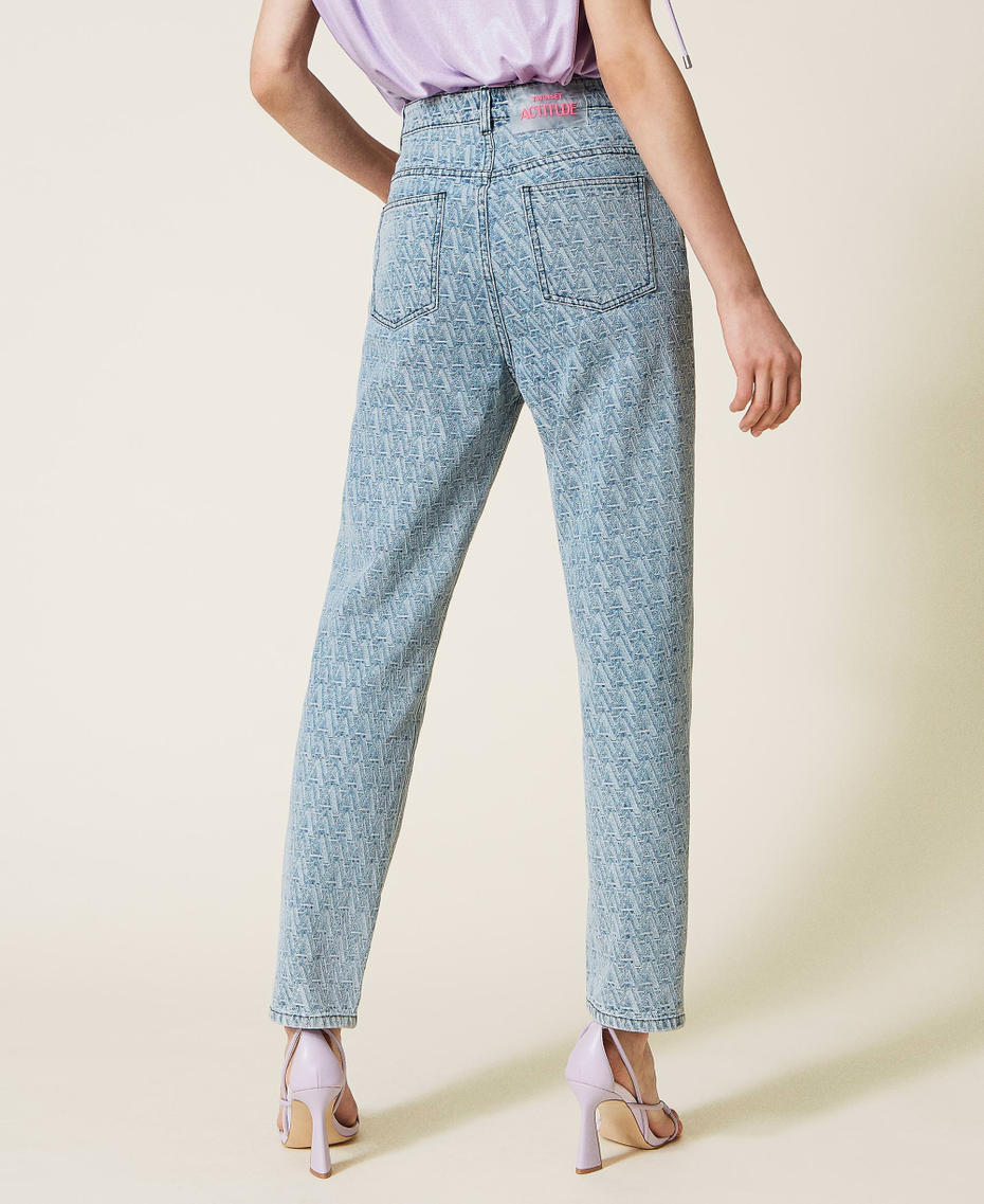 Jeans regular con logo jacquard