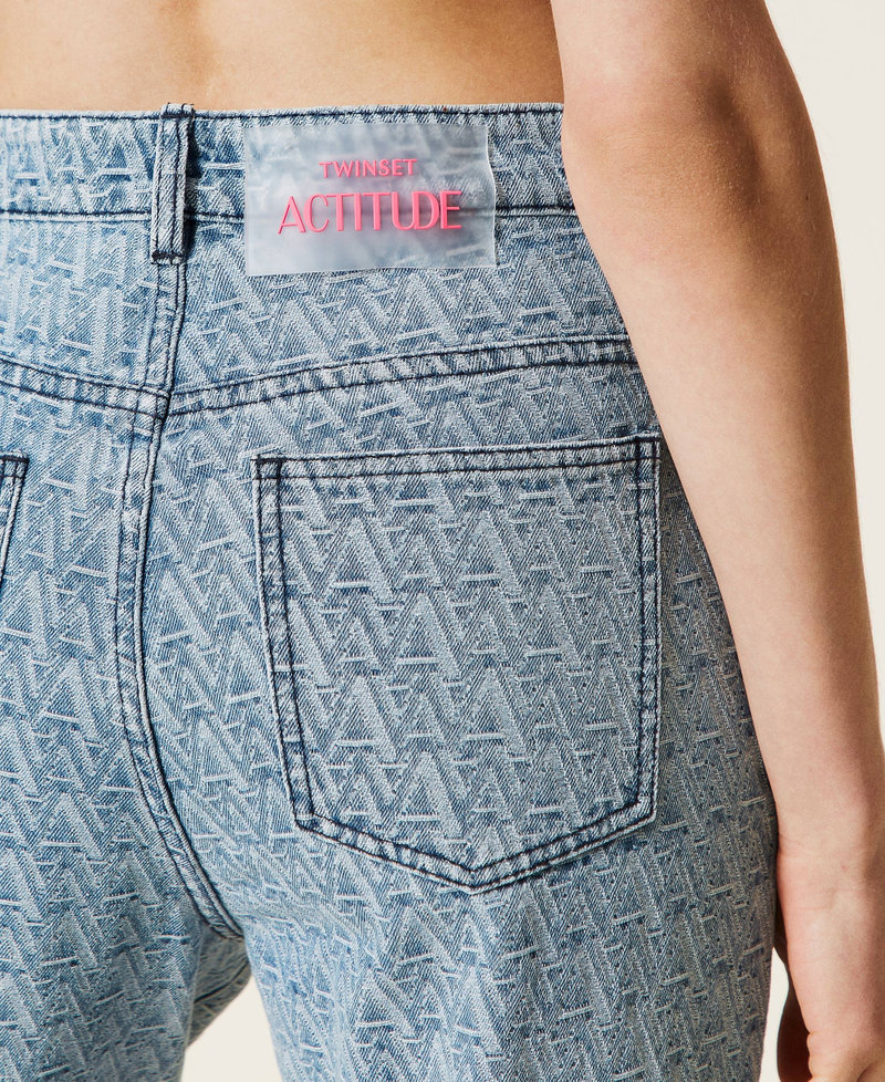 Jeans regular con logo jacquard