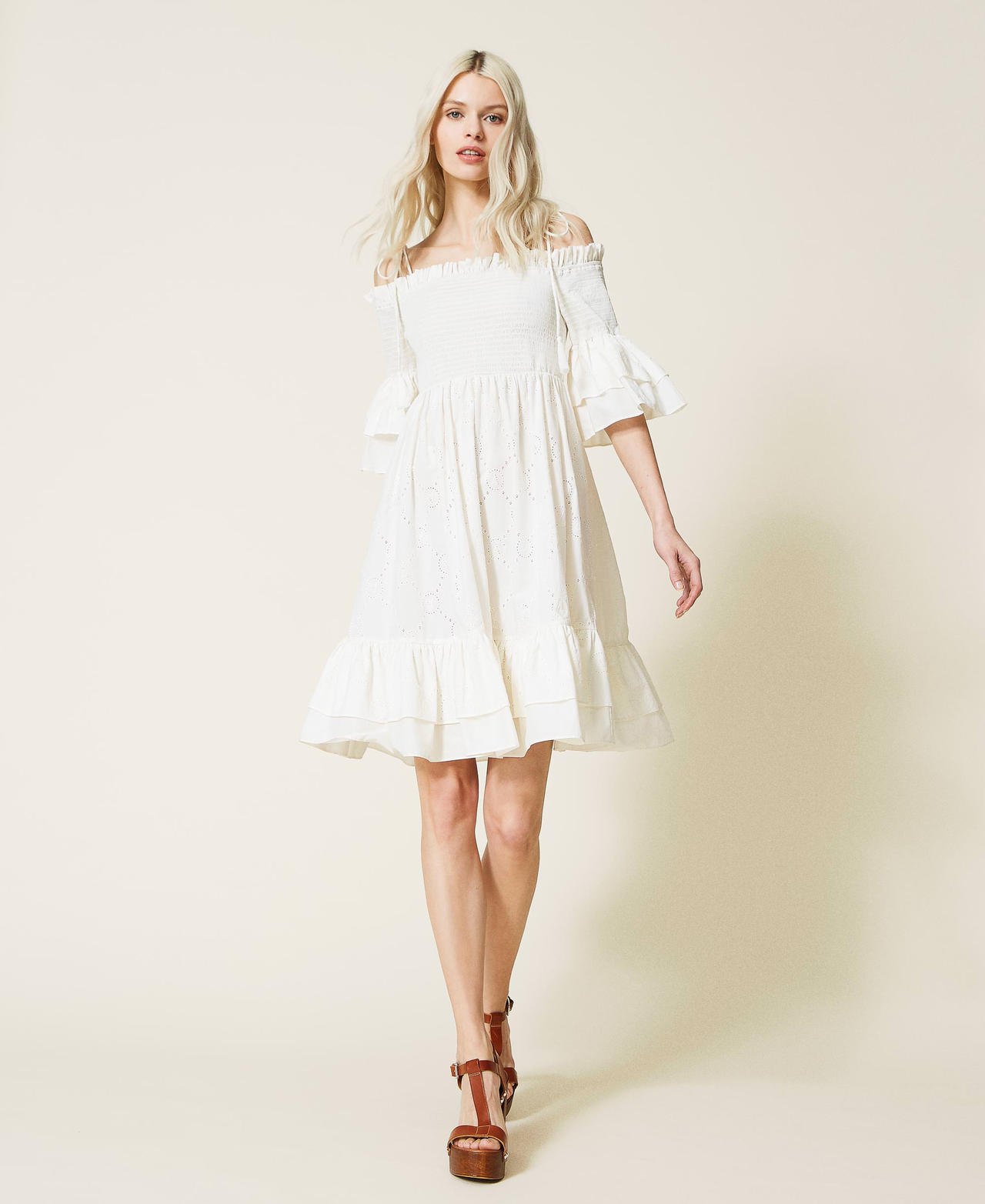 Kleid mit Lochstickerei mit Logos Weiß Gardenie Frau 221AT2661-02