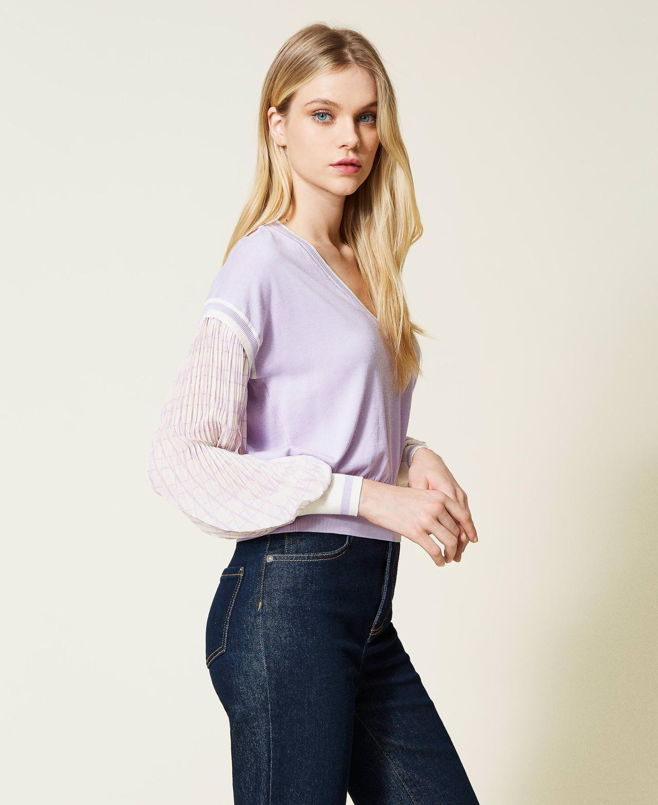 Pullover mit bedruckten Plisseeärmeln Zweifarbig „Pastel Lilac“-Violett / Chantilly Frau 221AT3121-02