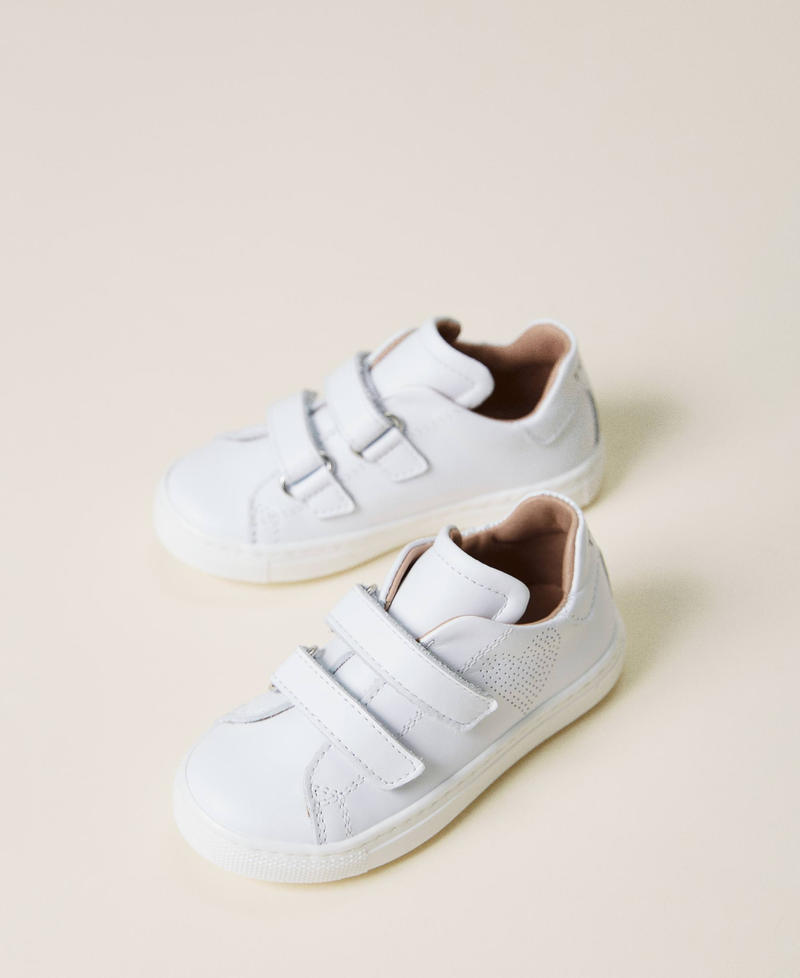 Zapatillas de piel con coraz&oacute;n perforado