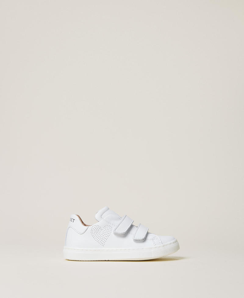 Zapatillas de piel con coraz&oacute;n perforado