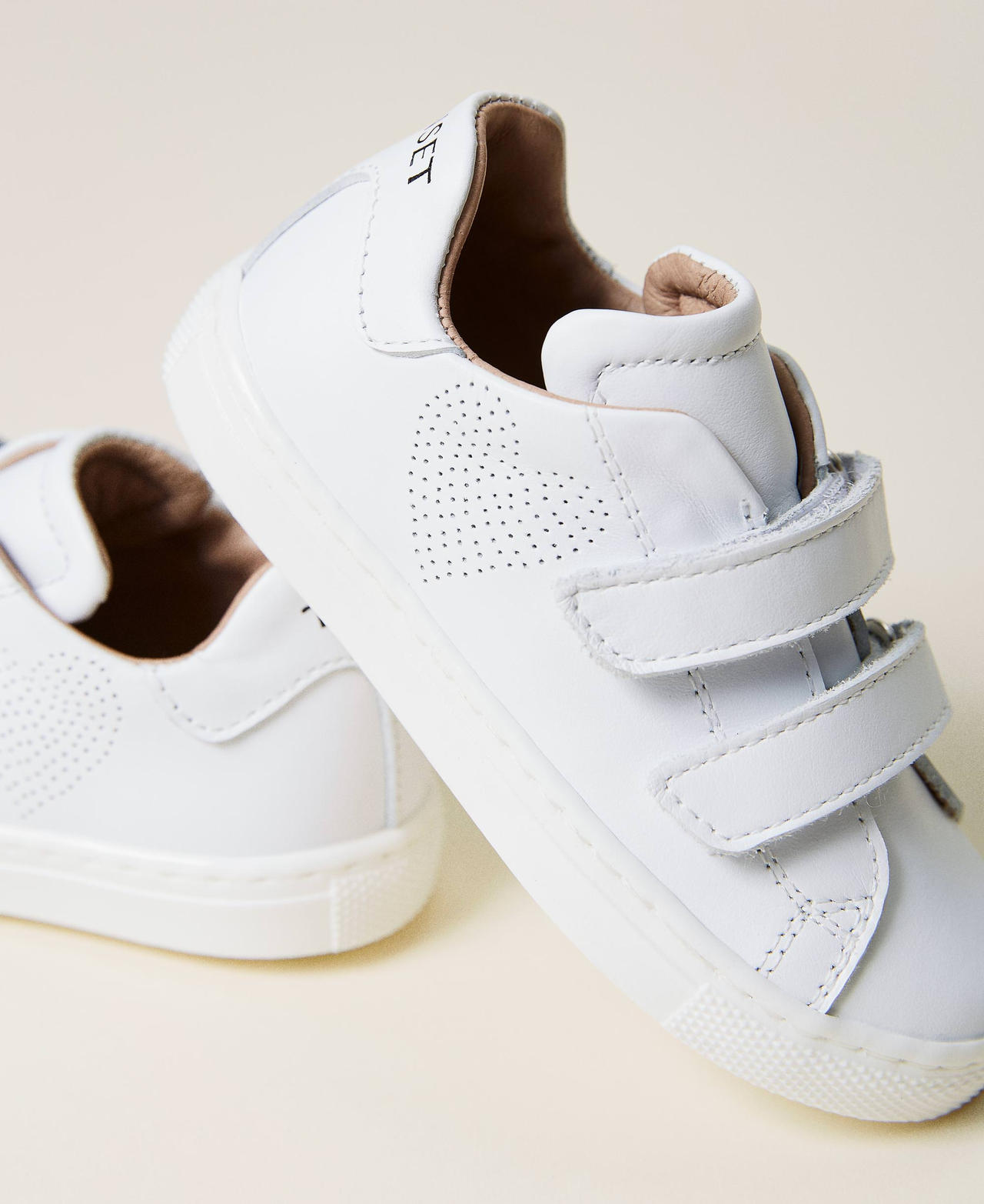 Zapatillas de piel con coraz&oacute;n perforado