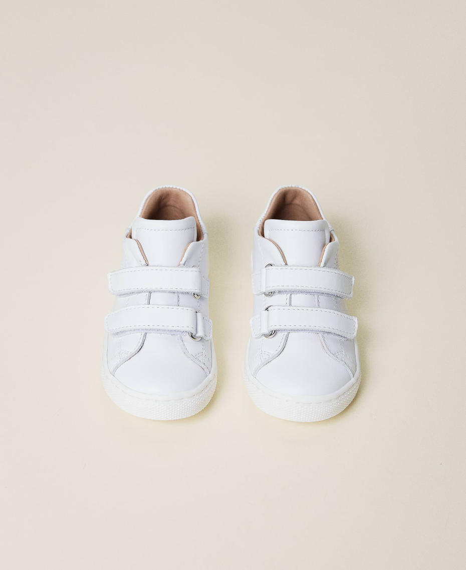 Zapatillas de piel con coraz&oacute;n perforado