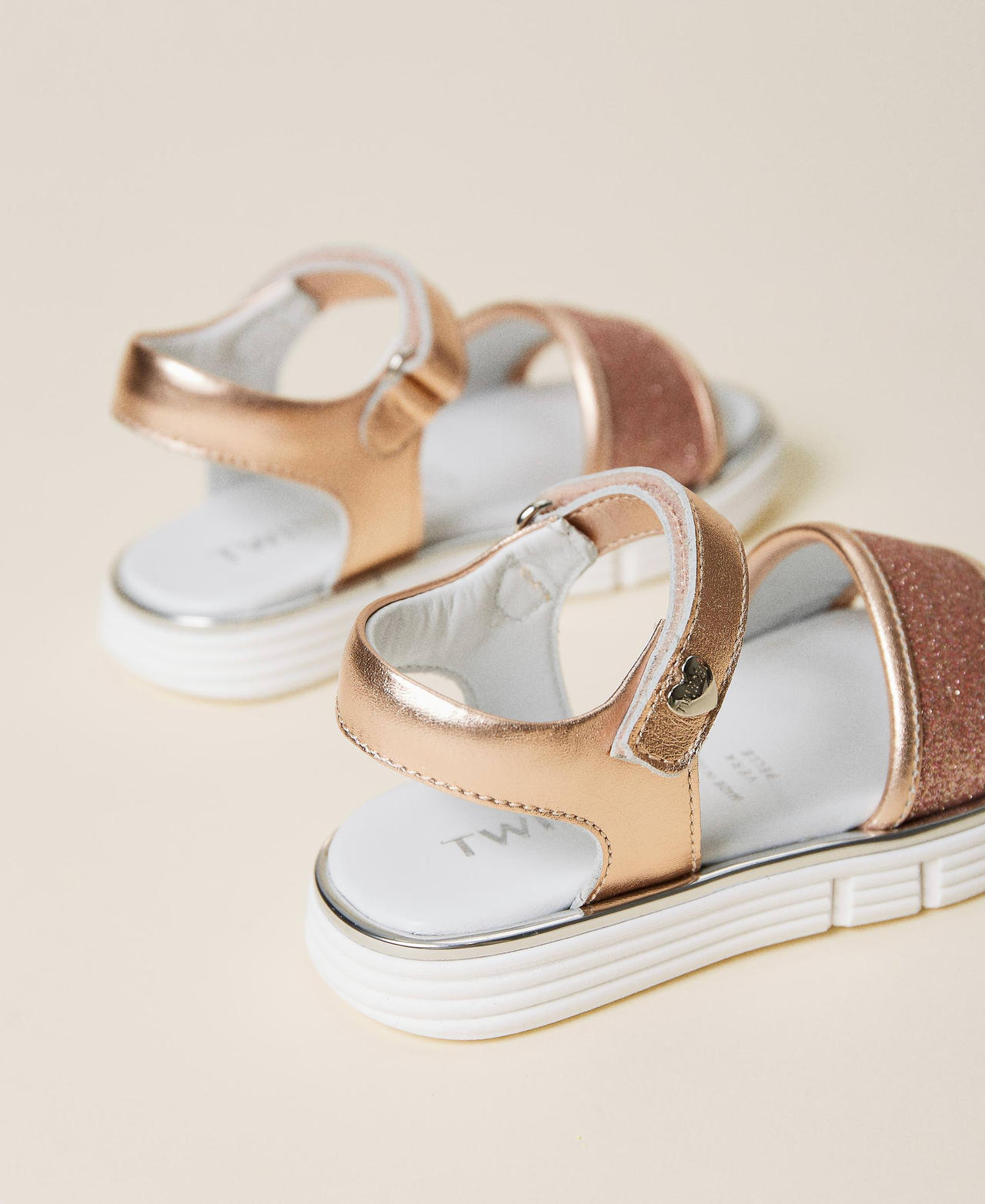 Sandali in pelle laminata e glitter