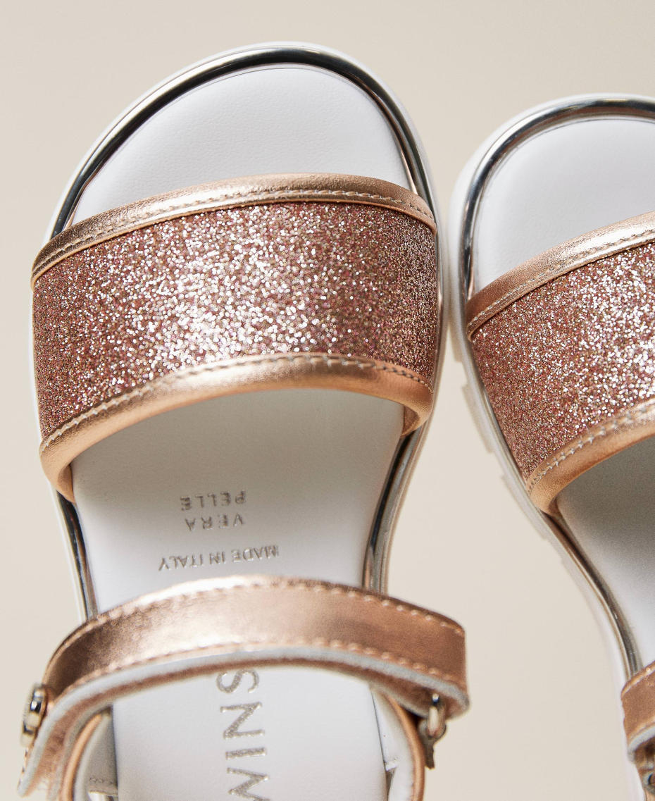 Sandali in pelle laminata e glitter