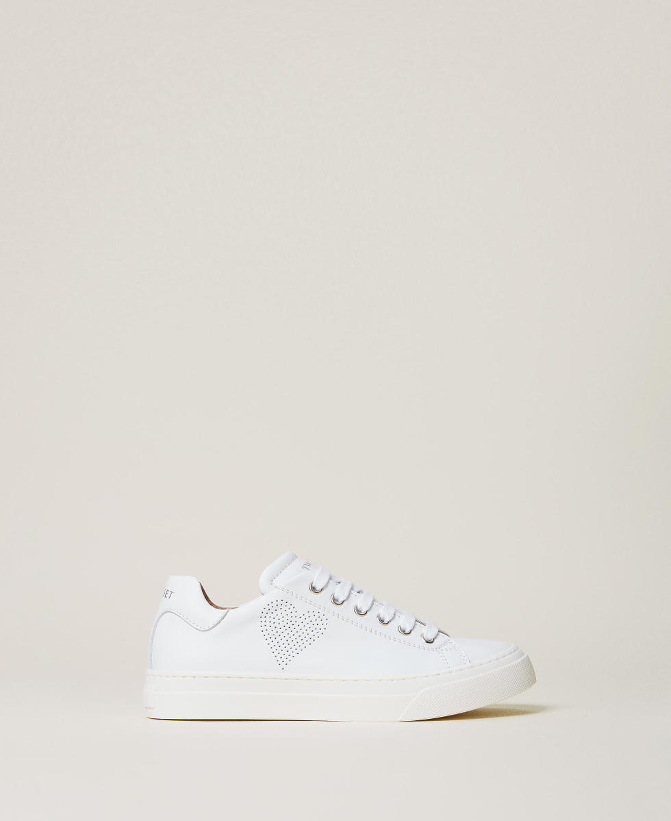 Zapatillas de piel con coraz&oacute;n perforado