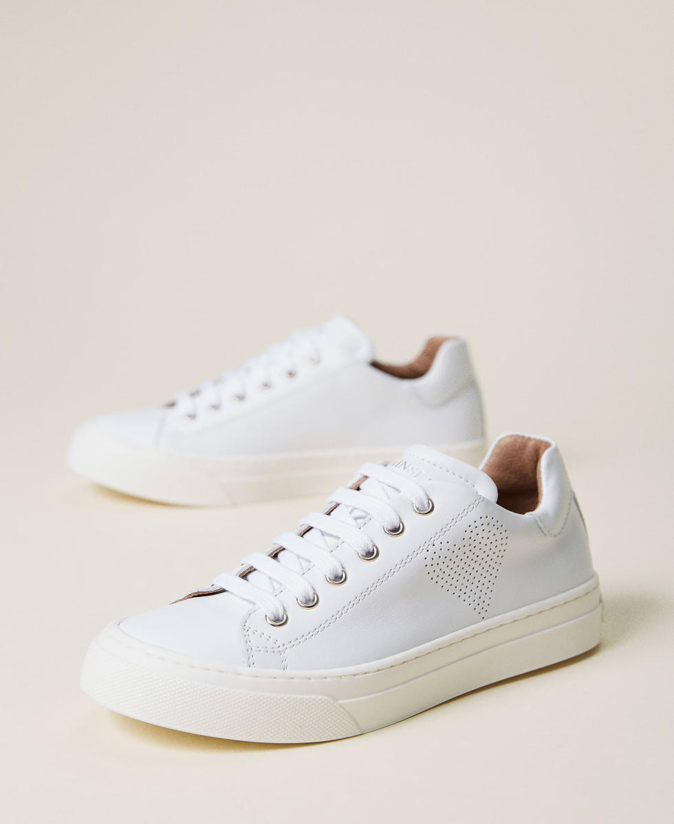 Sneakers in pelle con cuore traforato