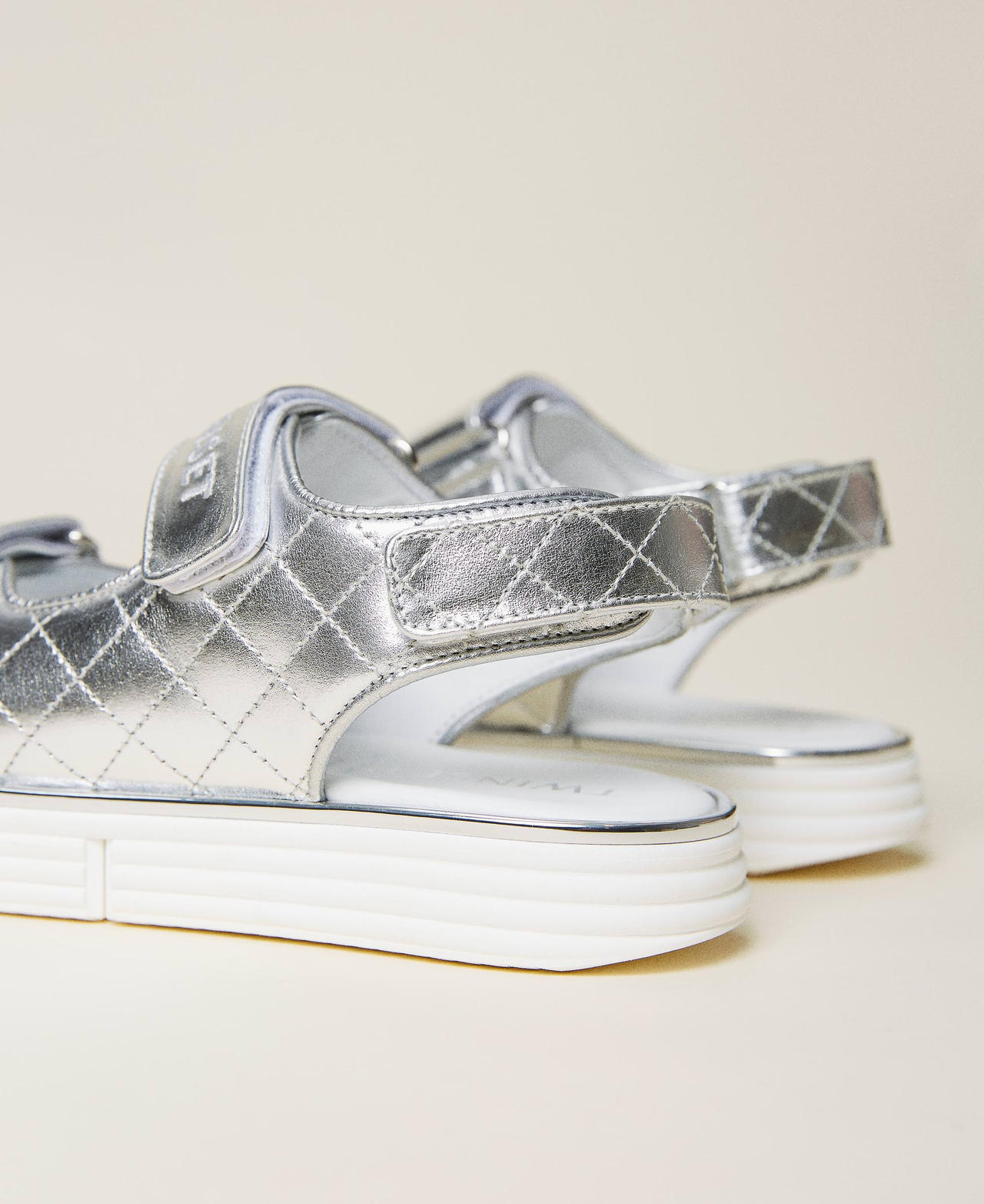 Sandales en cuir matelass&eacute;