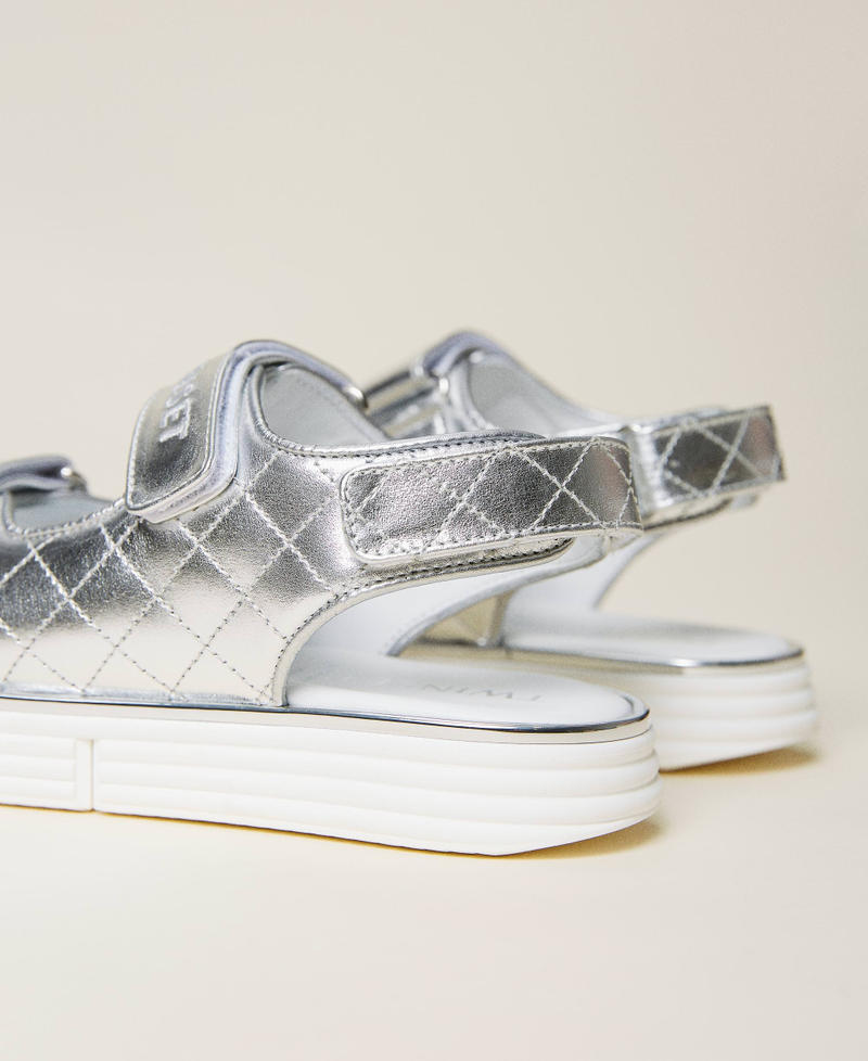 Sandales en cuir matelass&eacute;