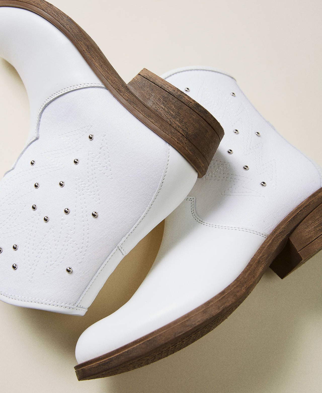 Leather ankle boots with pearls White Snow Girl 221GCJ060-02