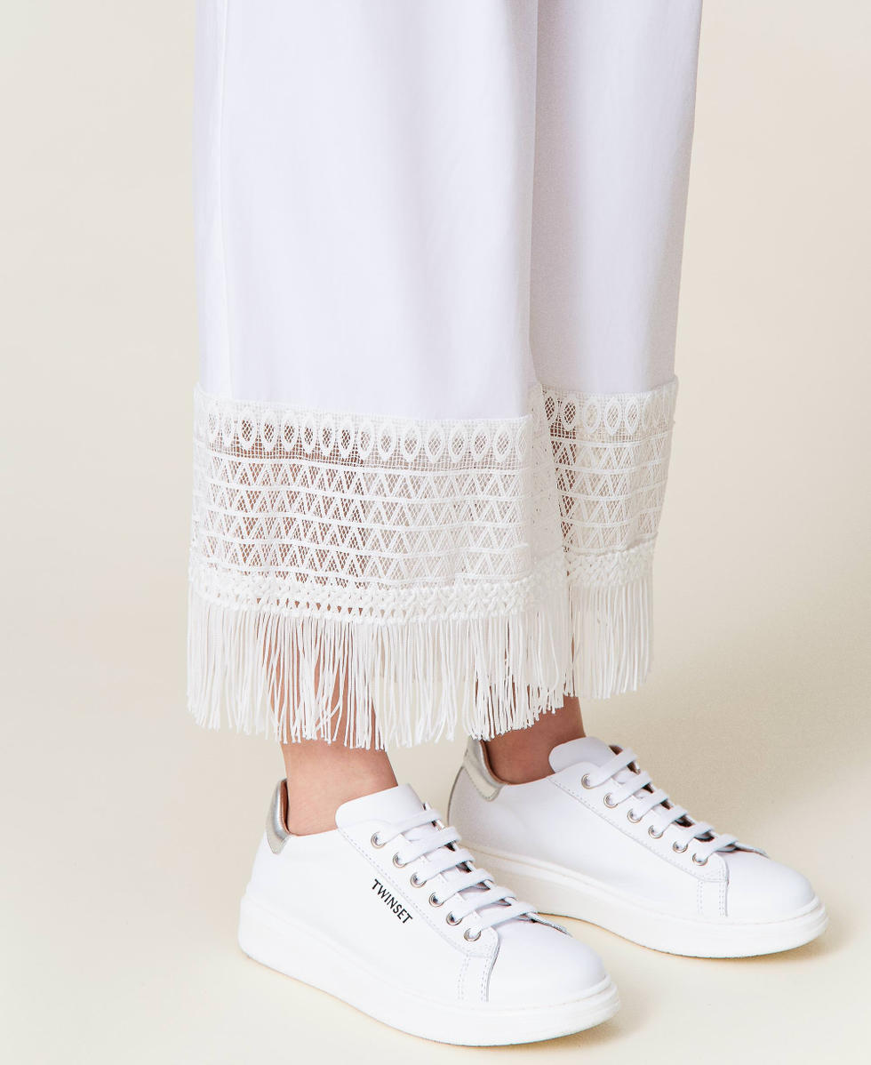 Pantaloni con pizzo e frange