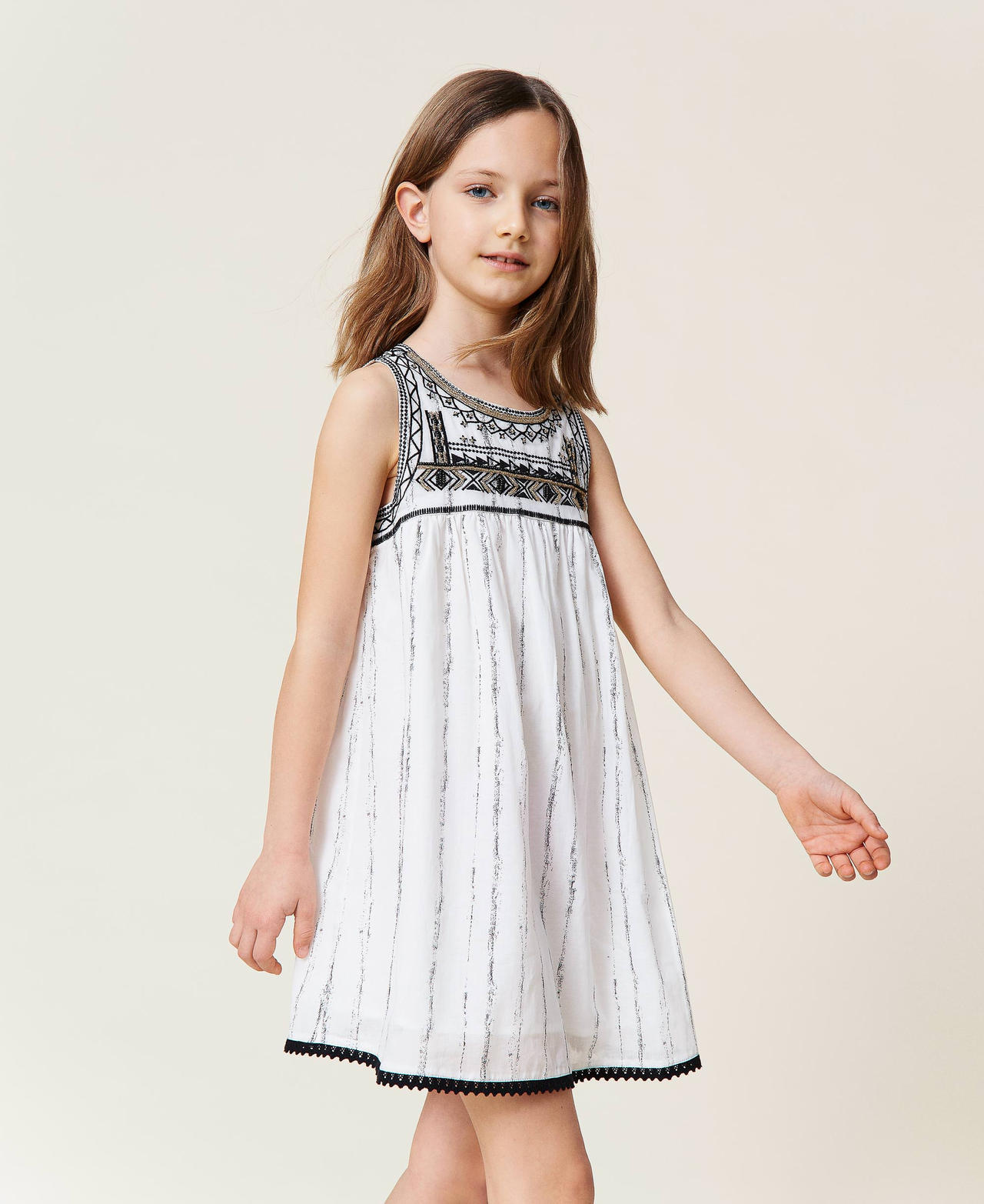 Bedrucktes Kleid mit Stickereien Zweifarbig Off White / Schwarz Mädchen 221GJ2100-02