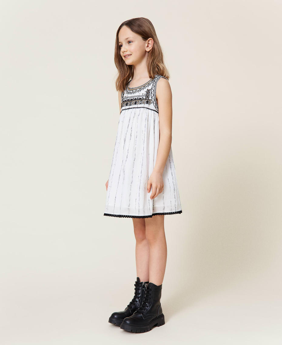 Bedrucktes Kleid mit Stickereien Zweifarbig Off White / Schwarz Mädchen 221GJ2100-03
